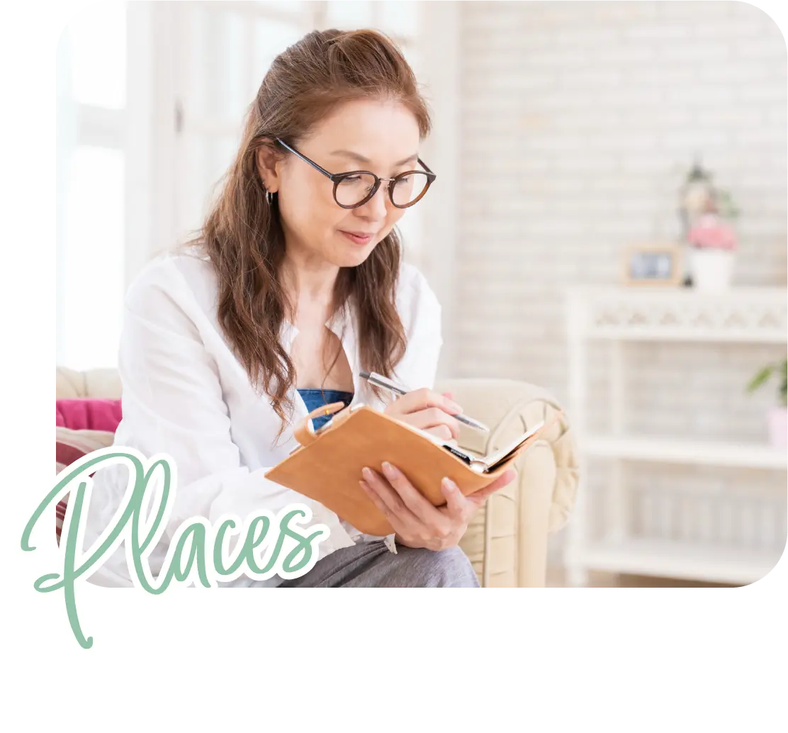 手帳にメモをしている女性の写真