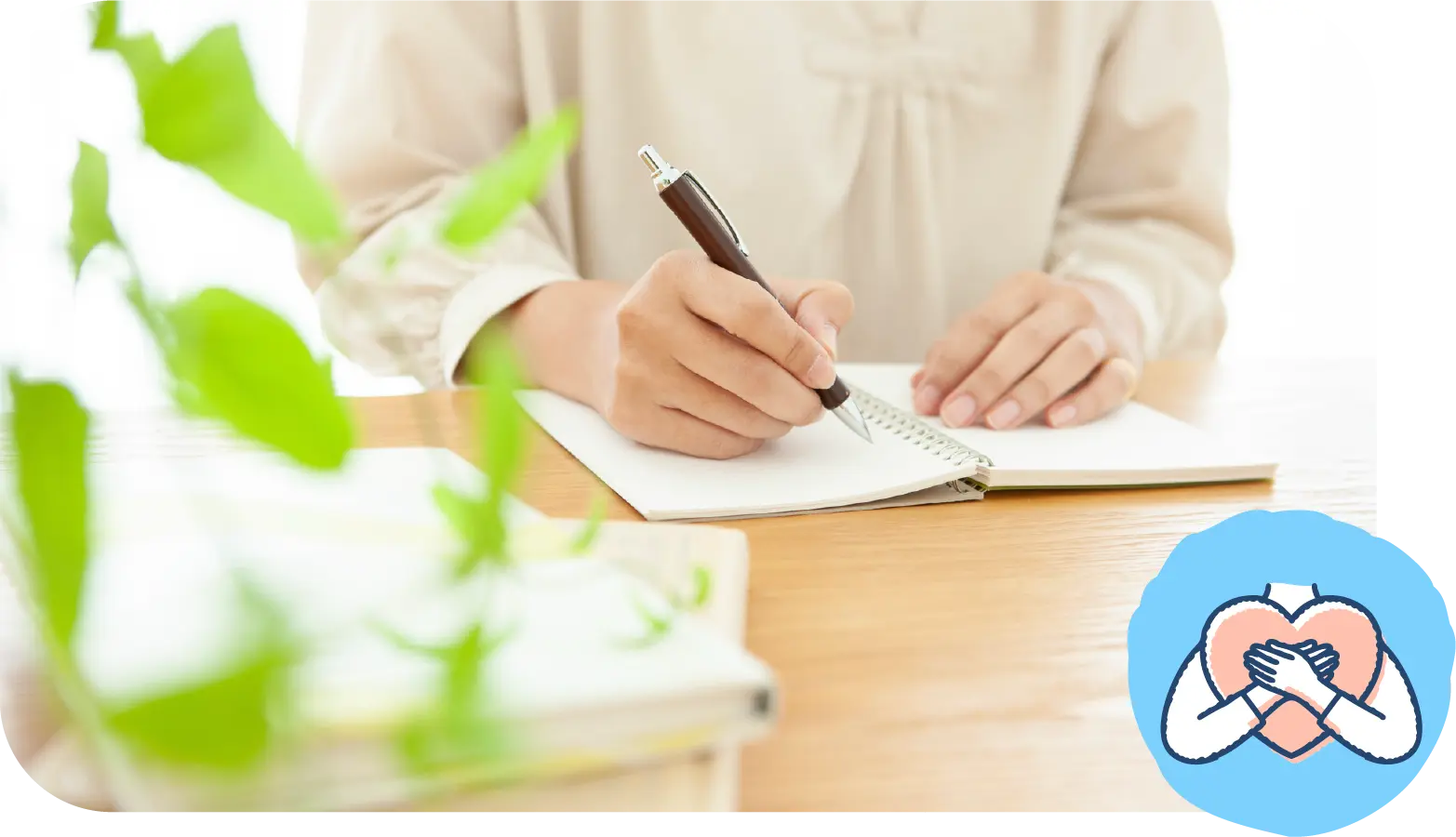 メモをとる女性の手元の写真