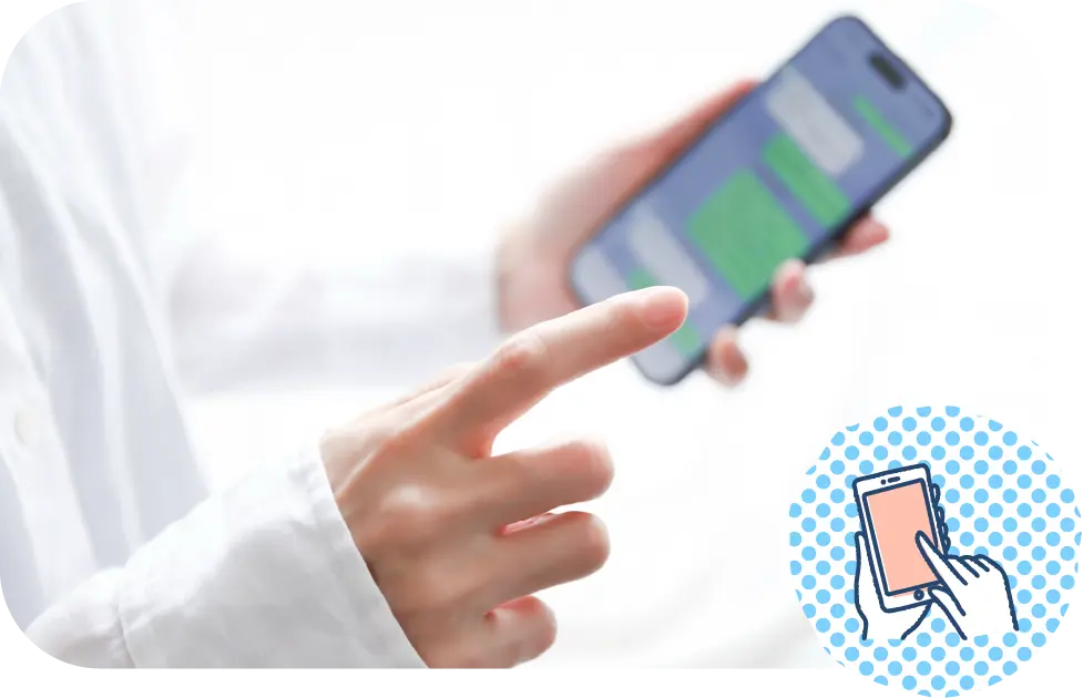 スマホを操作している写真